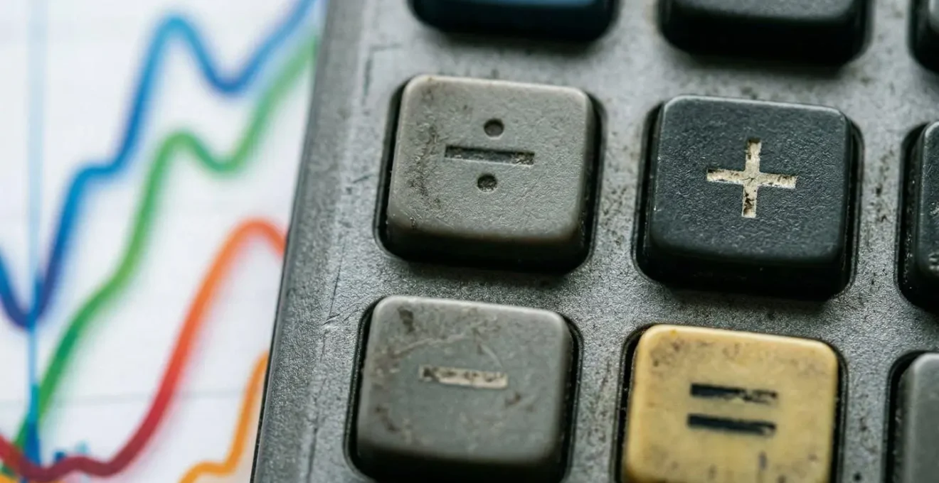 Calculatrice et graphiques abstraits montrant l'évolution du coût d'assurance après un malus.