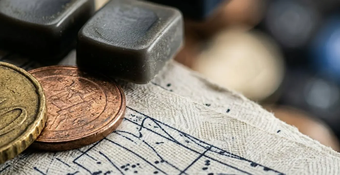 Vue macro d'un contrat d'assurance, symbolisant l'analyse détaillée du calcul de la franchise.